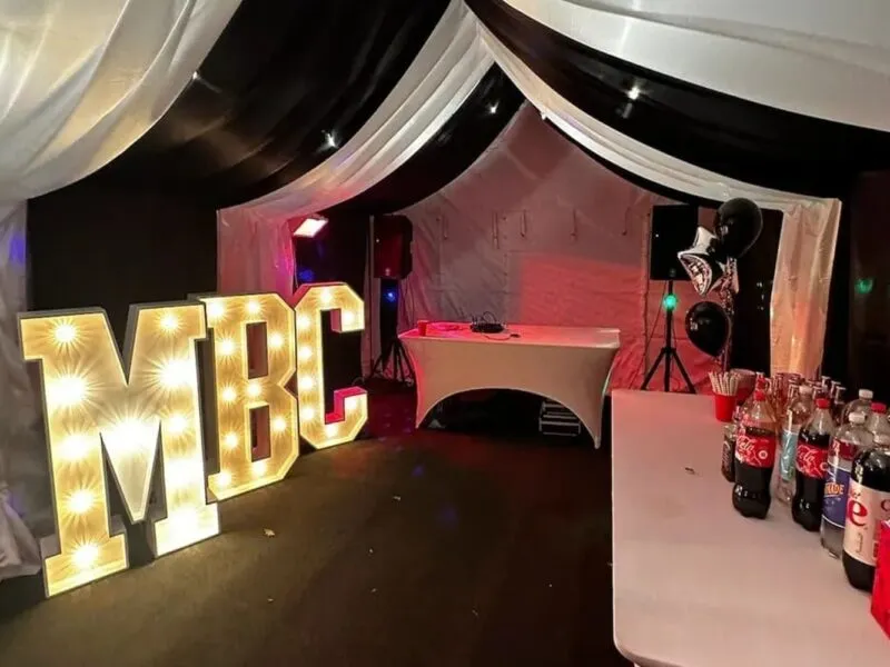 DJ Hire Essex – Setup Layout and Event Planning DJ setup in Essex marquee showing speaker positioning, DJ booth and bar layout for event planning